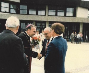 Begrüßung des Bischofs an der Schule  27-Juni 1985