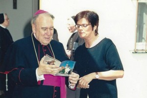 Bischof Manfred und Irmgard Hilmer mit Kirchenführer Atting AUSSCHNITT